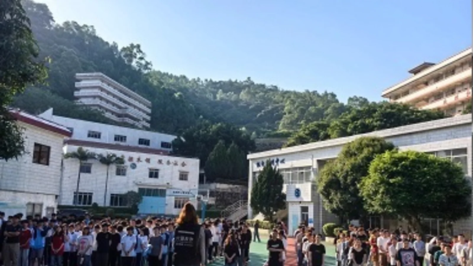 广东省国防工业职工大学校园入口与校园环境